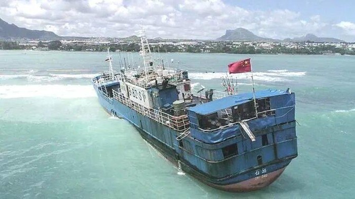 An aerial view taken on March 8, 2021, shows Chinese fishing vessel Lurong Yuan Yu that ran aground on reefs of Pointe-aux-Sables in Port Louis, Mauritius, on March 7, 2021. / AFP / LExpress Maurice