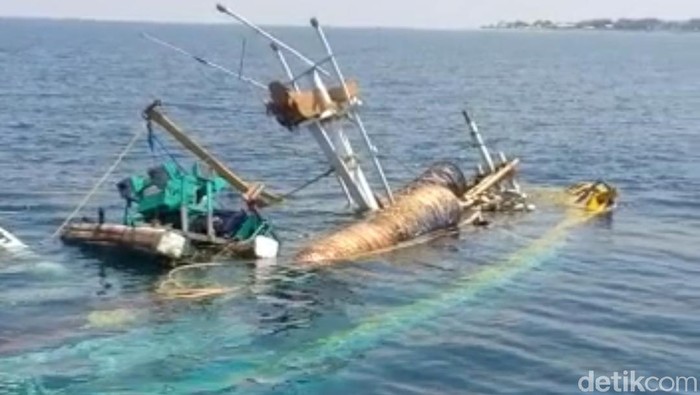 kapal nelayan terbalik