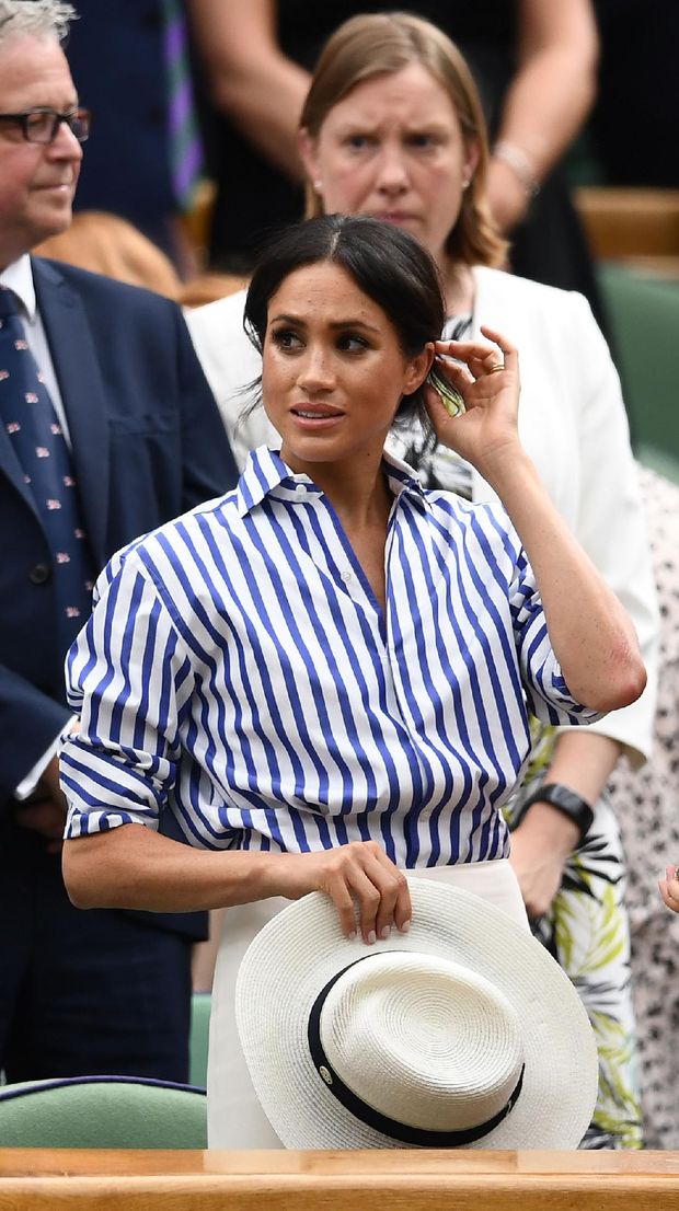 Kate Middleton dan Meghan Markle LONDON, ENGLAND - JULY 14: Catherine, Duchess of Cambridge, Meghan, Duchess of Sussex and Gill Brook react after Novak Djokovic of Serbia beat Rafael Nadal of Spain in the Men's Singles semi-final on day twelve of the Wimbledon Lawn Tennis Championships at All England Lawn Tennis and Croquet Club on July 14, 2018 in London, England. (Photo by Clive Mason/Getty Images)