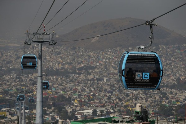Cablebus mampu mempersingkat waktu perjalanan yang tadinya 1,5 jam menjadi 40 menit. (AP Photo/Rebecca Blackwell) Cablebus mampu mempersingkat waktu perjalanan yang tadinya 1,5 jam menjadi 40 menit. (AP Photo/Rebecca Blackwell)