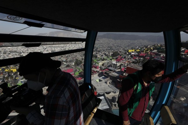 Selain bebas macet, warga juga disuguhkan dengan pemandangan kota dari ketinggian. (AP Photo/Rebecca Blackwell) Selain bebas macet, warga juga disuguhkan dengan pemandangan kota dari ketinggian. (AP Photo/Rebecca Blackwell)