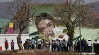 Warga mengantre untuk mendapat kesempatan mencoba sistem angkutan umum baru yang disebut Cablebus, di luar stasiun Revolucion Campos di lingkungan Cuautepec utara Mexico City.
