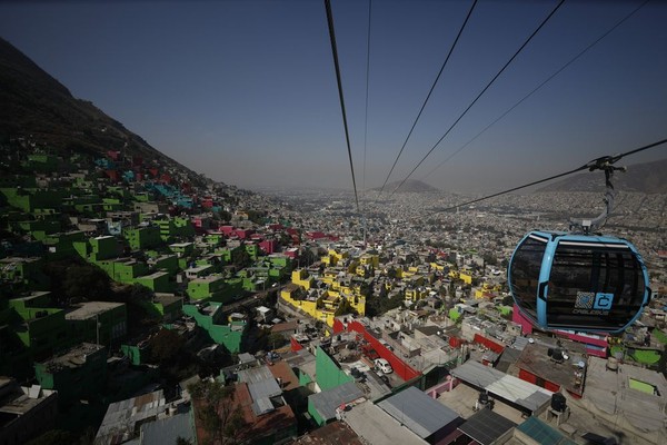 Mexico City baru meresmikan kereta gantung di tengah kota pada Minggu (11/7). (AP Photo/Rebecca Blackwell) Mexico City baru meresmikan kereta gantung di tengah kota pada Minggu (11/7). (AP Photo/Rebecca Blackwell)