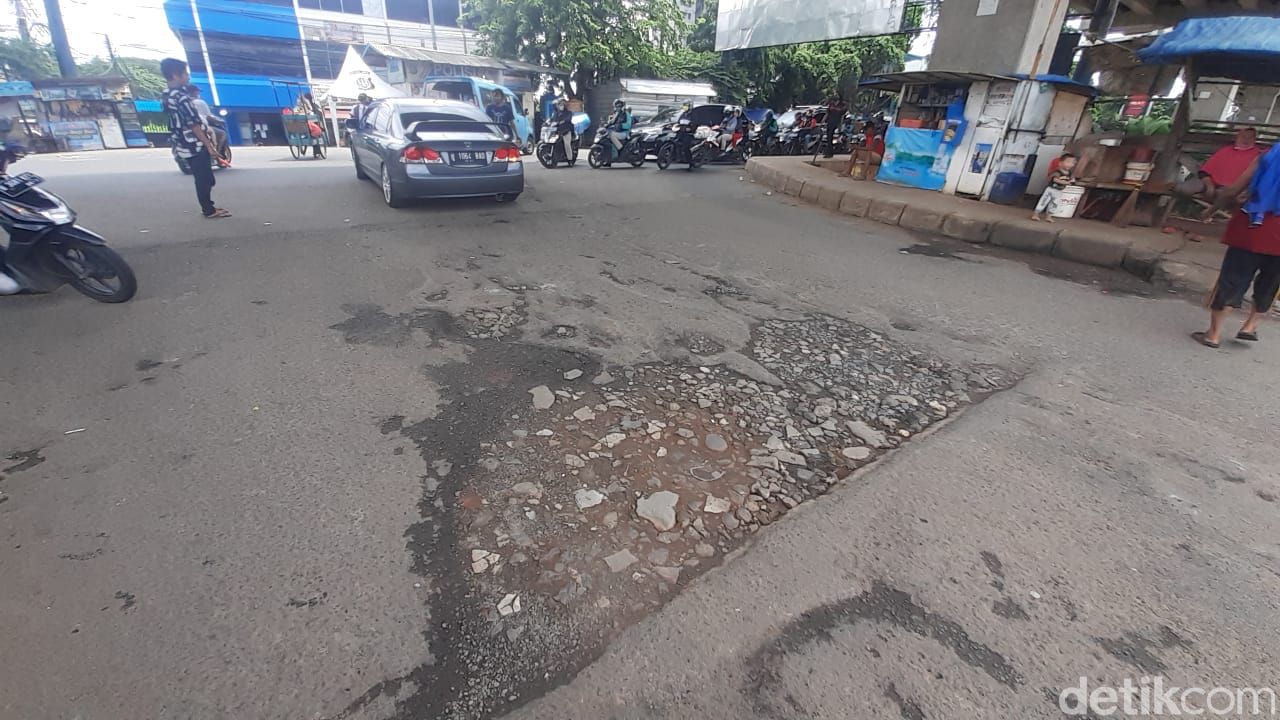 Kerusakan jalan depan Komplek Depkes Jl Inspeksi Saluran Kalimalang, 8 Maret 2021. (Afzal Nur Iman/detikcom)