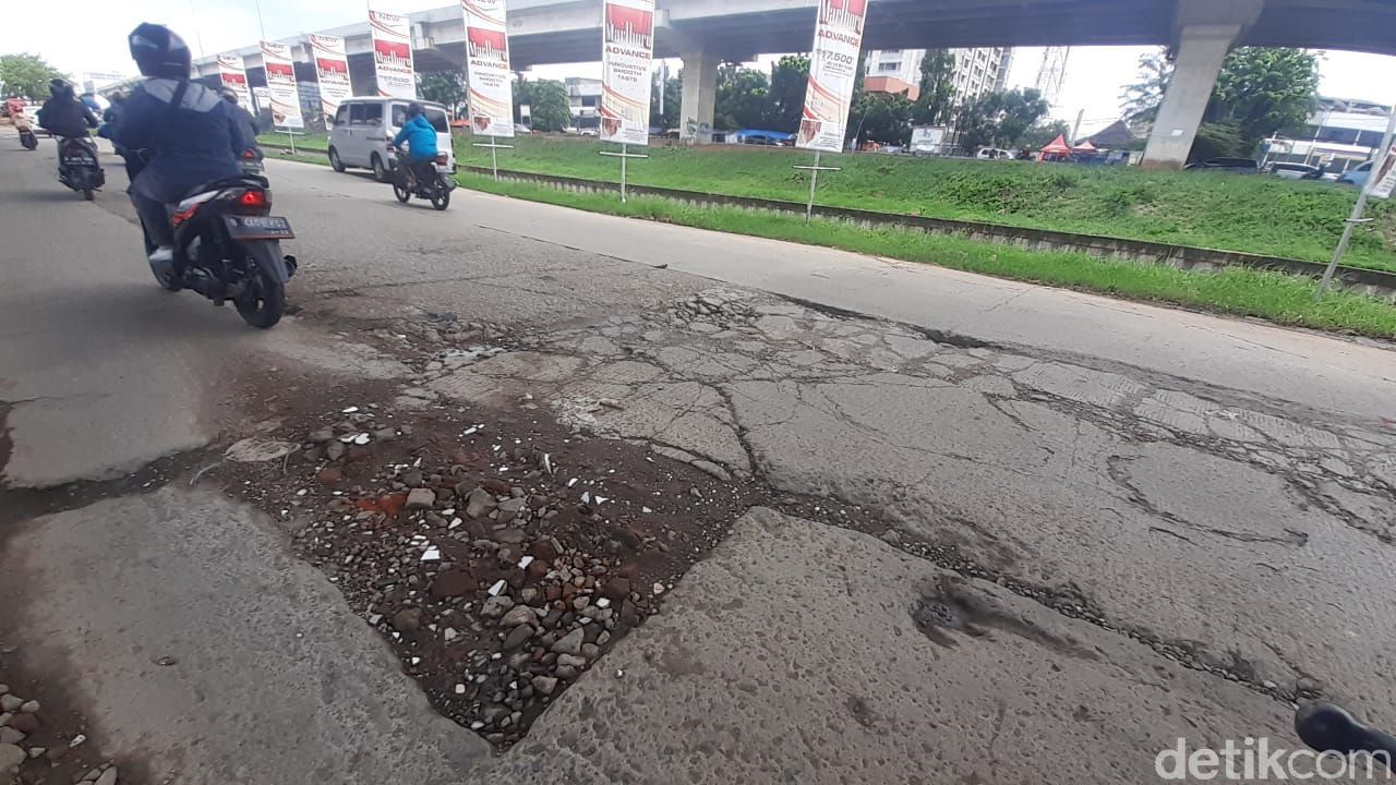 Kerusakan jalan depan Komplek Depkes Jl Inspeksi Saluran Kalimalang, 8 Maret 2021. (Afzal Nur Iman/detikcom)