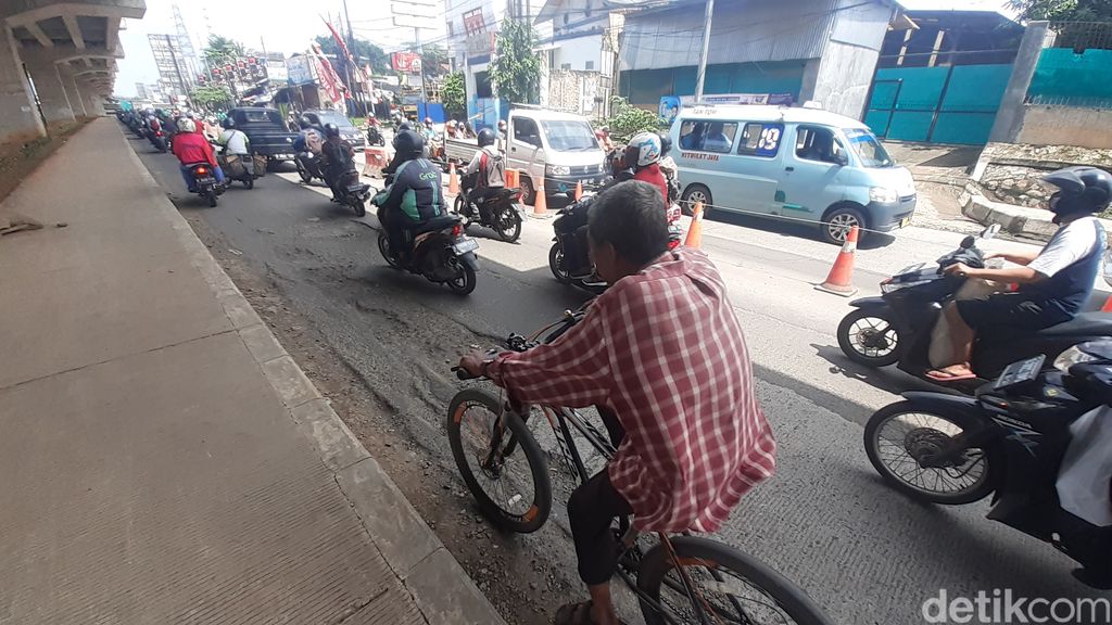 Kerusakan jalan di sekitar Grand Kota Bintang, 8 Maret 2021. (Afzal Nur Iman/detikcom)