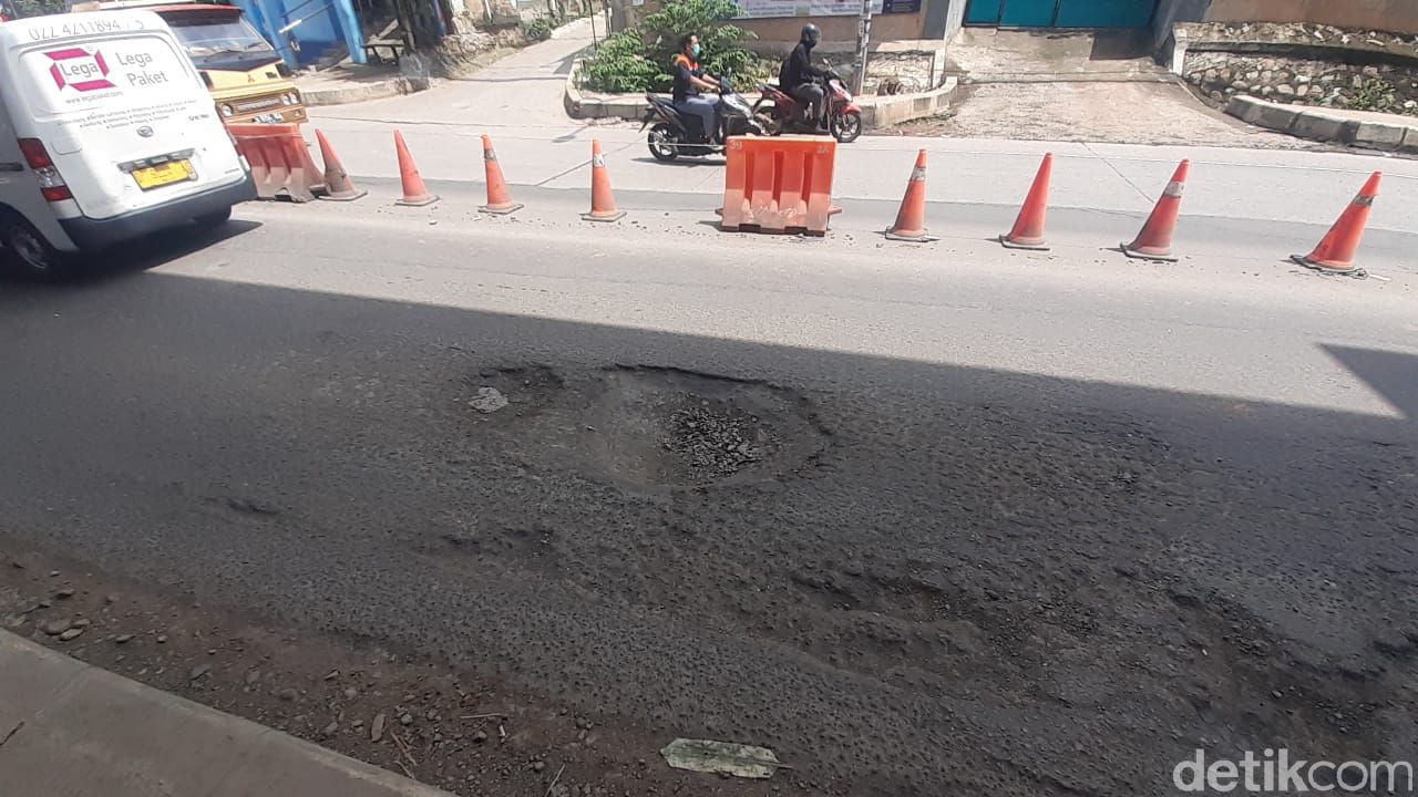 Kerusakan jalan di sekitar Grand Kota Bintang, 8 Maret 2021. (Afzal Nur Iman/detikcom)