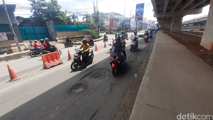 Kerusakan jalan di sekitar Grand Kota Bintang, 8 Maret 2021. (Afzal Nur Iman/detikcom)