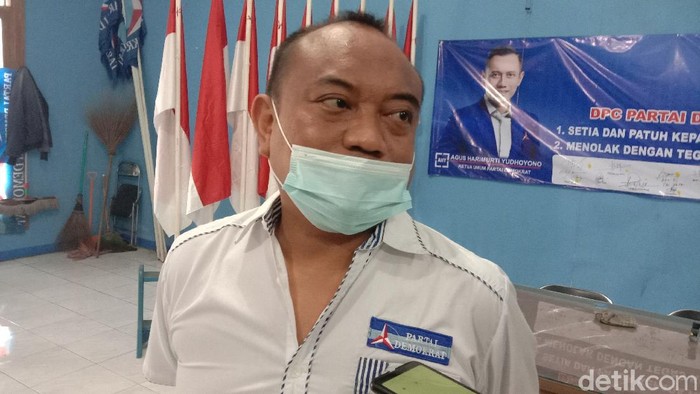 Ketua DPC Demokrat Kudus Edy Kurniawan di sela deklarasi setia ke Ketum Demokrat AHY di kantornya, Jalan Melati Narawito Kecamatan Kota, Senin (8/3/2021).