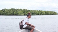 Seiring berjalannya waktu, kearifan lokal di Hutan Perempuan mulai tergerus oleh perubahan zaman. Mama Ani mengatakan kian sedikit perempuan muda Enggros yang peduli untuk melestarikan tradisi Hutan Perempuan. Harapan keberlangsungan dan kelestarian Hutan Perempuan pun kini berada di pundak para mama Enggros yang tak lagi muda. Perbedaan pola pikir dinilai menjadi salah satu penyebab kian berkurangnya anak-anak muda Enggros yang melestarikan Hutan Perempuan. Istimewa/Ayomi Amindoni/Dok. BBC Indonesia.
