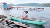 Mama Ani panggilan Adriana Meraudje lahir dan besar di Kampung Tobati. Setelah menikah, perempuan berusia 66 tahun itu kemudian ikut suaminya tinggal di Kampung Enggros. Lokasi kampung terapung itu berada di sekitar Teluk Youtefa. Istimewa/Ayomi Amindoni/Dok. BBC Indonesia.