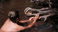Kulitnya yang tipis membuat proses pencarian kerang tersebut dilakukan dengan hati-hati. Seorang perempuan Enggros bernama Ati Agustina Rumboyrusi mengatakan pencarian kerang berkulit tipis itu harus dilakukan dengan perasaan. Istimewa/Ayomi Amindoni/Dok. BBC Indonesia.