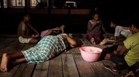 Melansir BBC Indonesia, John Sanyi, Ondoafi atau kepala dewan adat Kampung Enggros mengatakan bahwa keberadaan hutan tersebut tak lepas dari pembagian zona dan tugas antara laki-laki dan perempuan dalam struktur sosial penduduk Enggros. Kaum laki-laki bertugas untuk mencari ikan di laut sementara perempuan bertugas mencari kerang di kawasan hutan bakau. Istimewa/Ayomi Amindoni/Dok. BBC Indonesia.