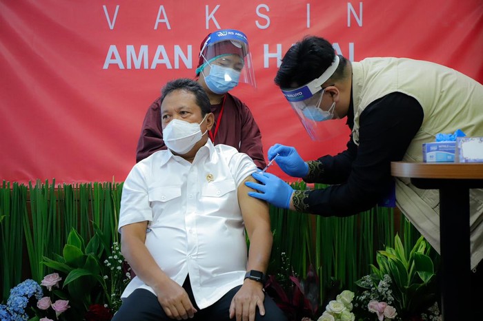 Menteri KKP Sakti Wahyu Trenggono divaksin COVID-19