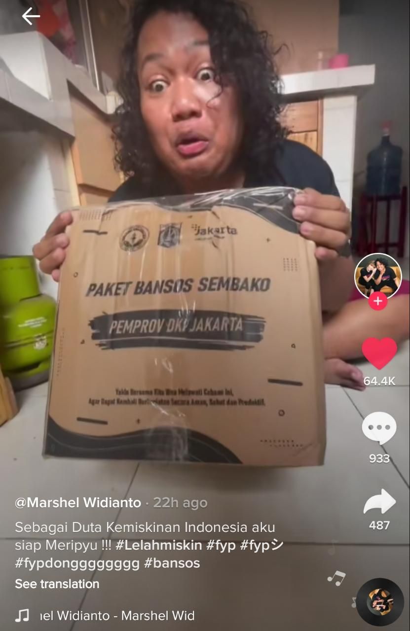 Komika Marshel Widianto 'Unboxing' Paket Bansos, Ini Isinya