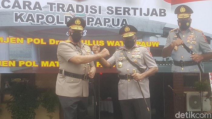 Komjen Paulus Waterpauw, Komjen Paulus Waterpauw, saat momen serah terima jabatan Kapolda Papua dengan Irjen Mathius Fakhiri (Wilpret S/detikcom)