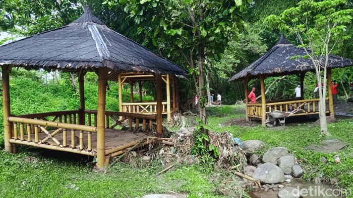 Kondisi Terkini Objek Wisata Air di Klaten Usai Disapu Banjir Bandang Tiga objek wisata air sekitar Umbul Ponggok di Kecamatan Polanharjo, Klaten disapu banjir bandang kemarin. Begini kondisi terkini.