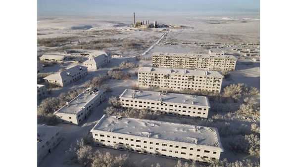 Kota hantu yang terlantar ini mengelilingi pusat penambangan batu bara Vorkuta di utara Arktik Rusia. Salju dan es membalutnya setelah suhu dingin yang brutal baru-baru ini menerpa kawasan itu.