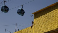 Saat diresmikan, cablebus memiliki jarak sepanjang 1,7 km. Namun nanti di bulan Juni, jalur akan diperpanjang hingga 9,2 km (Rebecca Blackwell/AP)