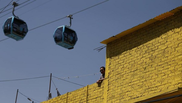 Saat diresmikan, cablebus memiliki jarak sepanjang 1,7 km. Namun nanti di bulan Juni, jalur akan diperpanjang hingga 9,2 km (Rebecca Blackwell/AP) Saat diresmikan, cablebus memiliki jarak sepanjang 1,7 km. Namun nanti di bulan Juni, jalur akan diperpanjang hingga 9,2 km (Rebecca Blackwell/AP)