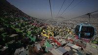 Meksiko meluncurkan jalur kereta gantung di atas kota berpenduduk miskin. (Rebecca Blackwell/AP)