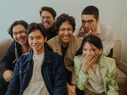Video: Baskara Tiru Gaya Vokalis Efek Rumah Kaca di Lagu Baru Lomba Sihir