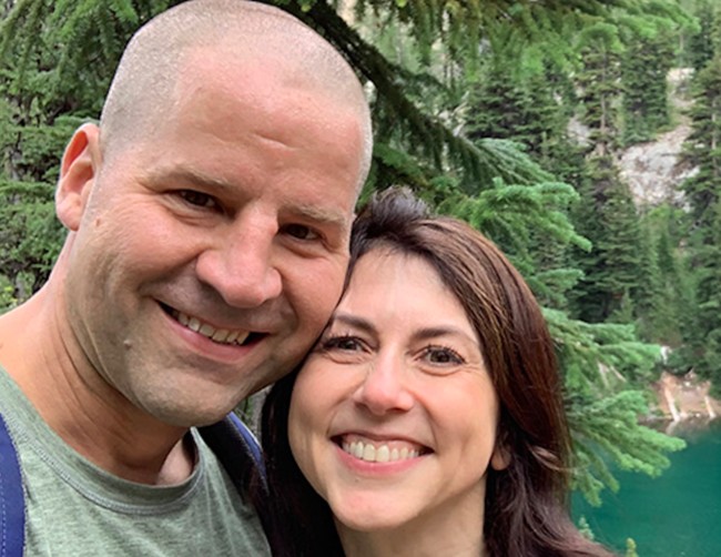 Setelah bercerai dengan Jeff Bezos, MacKenzie menikah lagi pada 2021 dengan Dan Jewett yang berprofesi sebagai guru. Foto: GeekWire