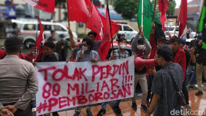 Mahasiswa menggelar aksi penolakan anggaran perjalanan dinas Pemkab Pandeglang