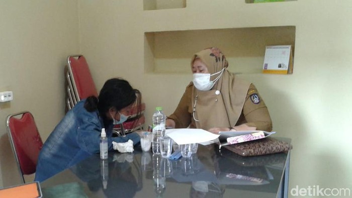 Mahasiswi AA yang tikam selebgram Makassar hingga tewas diperiksa psikolog (Hermawan/detikcom).