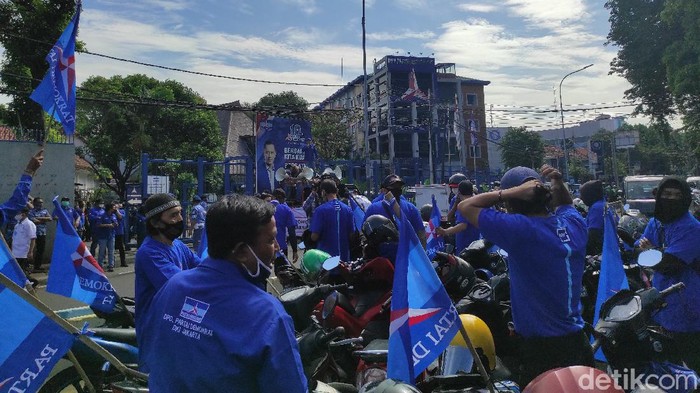 Massa kader Demokrat mendukung AHY melawan KLB Deli Serdang (Azhar Bagas Ramadhan/detikcom).