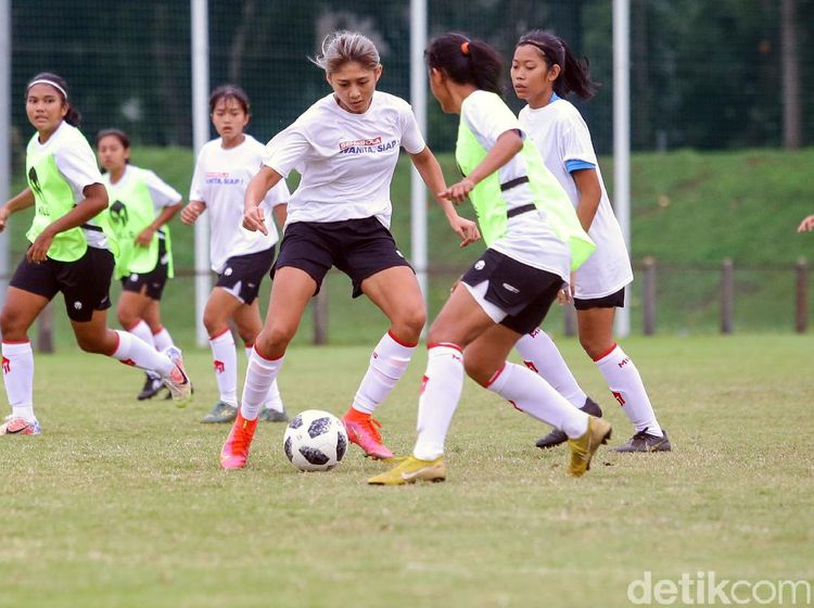 Melihat Latihan Perdana Timnas Puteri Indonesia