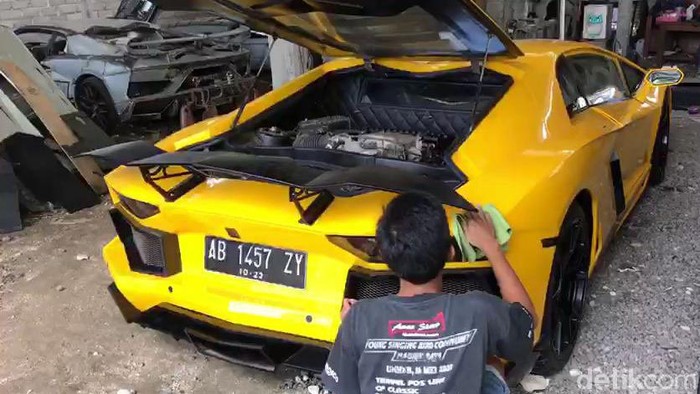 Sebuah bengkel di Gunungkidul menyulap tampilan Mitsubishi Galant tahun 2000 menyerupai Lamborghini Aventador. Seperti apa penampakannya? Lihat yuk.