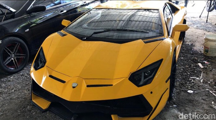 Sebuah bengkel di Gunungkidul menyulap tampilan Mitsubishi Galant tahun 2000 menyerupai Lamborghini Aventador. Seperti apa penampakannya? Lihat yuk.