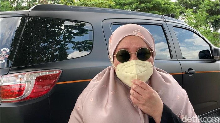Melly Goeslaw ziarah ke makam Rina Gunawan