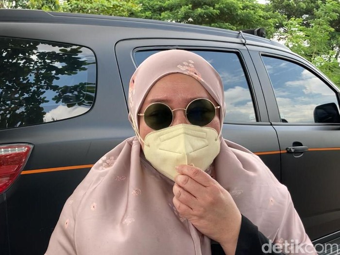 Melly Goeslaw ziarah ke makam Rina Gunawan