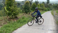 Tanjakan curam ini cukup panjang, hampir 500-an meter.