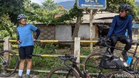 Untuk menuju 2 Km terakhir itu, keduanya memulai di Batu Tulis, Bogor. Tepatnya di Stasiun Kereta Batu Tulis.