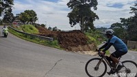 Dari stasiun, jarak menuju Embrio cuma 13km. Yakni dengan ambil rute belok kanan menyeberangi Sungai Cisadane kemudian memutar pedal melalui Cijeruk. Tak jauh dari jembatan, langsung disambut dengan tanjakan panjang tidak berujung hingga di 2 Km sebelum finish. Kalaupun ada bonus turunan, tidak berasa. Tanjakan panjang ini memiliki gradien 10-15 persen mirip tanjakan Cimory di Puncak, Bogor. 