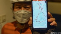 Namun Rudi dan Luki memilih berkompromi dengan memutar melewati Rancamaya lalu ke jalan raya Sukabumi. Saat bertemu Pasar Caringin, keduanya belok kanan menuju Cijeruk. Jalan memutar menambah panjang menjadi 20 Km namun gradient alias tingkat kemiringan tanjakan lebih manusiawi, 7-10 persen. 