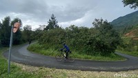 Kenapa dikenal Tanjakan Embrio? Karena di puncak ketinggian 820 mdpl tersebut terdapat balai penelitian embrio sapi, pembibitan sapi dan yang ada hubungannya dengan sapi-sapi. Balai ini dikelola Kementerian Pertanian. Nah, biar mudah, banyak warga dan enthusiast pesepeda menyebutnya tanjakan Embrio.