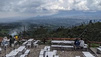 Hanya saja, jika gowes sampai atas tentu tidak berjumpa dengan sapi-sapi karena berada di dalam kompleks balai. Pun demikian, pesepeda akan disuguhkan pemandangan nan cantik dari kaki Gunung Salak. Selain itu, terdapat tempat istirahat hingga ngopi-ngopi cantik yang dapat membuat pedasnya tanjakan embrio berubah menjadi adem dengan senyum-senyum puas.