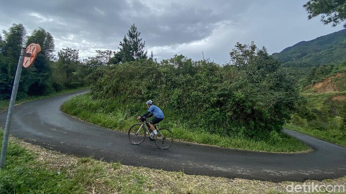 Mencicipi Tanjakan 'Super Pedas' di Embrio Bogor Tanjakan Embrio di Cipelang, Bogor, Jabar, jadi tantangan bagi pesepeda. Tanjakan Embrio merupakan tanjakan 'super pedas' karena punya gradient hingga 22 persen di 2 Km terakhir.