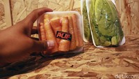 Puluhan jenis sayuran ada di toko miliknya, jika stok lengkap, jumlah sayuran yang dijual di Alifmart Store mencapai 64 jenis.