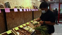 Sayuran segar, bersih, dengan kualitas terbaik dijual di tempat ini. Harga yang murah dan sama seperti di pasar, membuat orang ketagihan datang kembali untuk membeli sayuran.