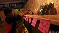 Bisnis pertanian, menjadi salah satu sektor usaha yang bertahan di masa pandemi COVID-19. Bahkan, bisnis ini dinilai banyak membawa untung oleh petani. Seperti yang dirasakan oleh Irfan Sadikin. Pria yang merupakan santri Pesantren Al-Itifaq, Rancabali, Kabupaten Bandung yang membuka toko sayur bernuansa modern.