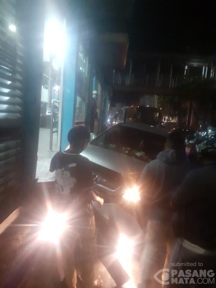 Hindari Pemotor Lawan Arus Pemobil Tabrak Halte Transj Pasar Jatinegara 2524