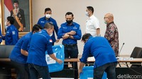 AHY melakukan audiensi di gedung KPU dan diterima Plt Ketua KPU Ilham Saputra, Senin (8/3/2021). Usai audiensi, AHY menyerahkan berkas kepada KPU.