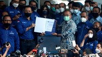 Ketua Umum Partai Demokrat Agus Harimurti Yudhoyono (AHY) menyerahkan berkas partai ke Direktorat Jenderal Administrasi Hukum Umum (AHU) Kementerian Hukum dan HAM, Senin (8/3/2021).