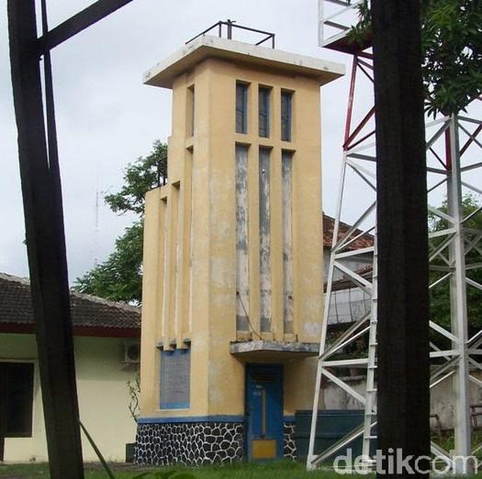 Perairan pantai utara (pantura) Lamongan diduga menyimpan harta karun. Salah satunya bangkai Kapal van der Wijck yang tenggelam di Perairan Brondong pada 1936.