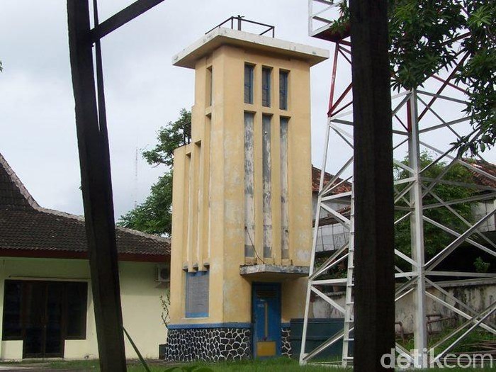 Perairan pantai utara (pantura) Lamongan diduga menyimpan harta karun. Salah satunya bangkai Kapal van der Wijck yang tenggelam di Perairan Brondong pada 1936.